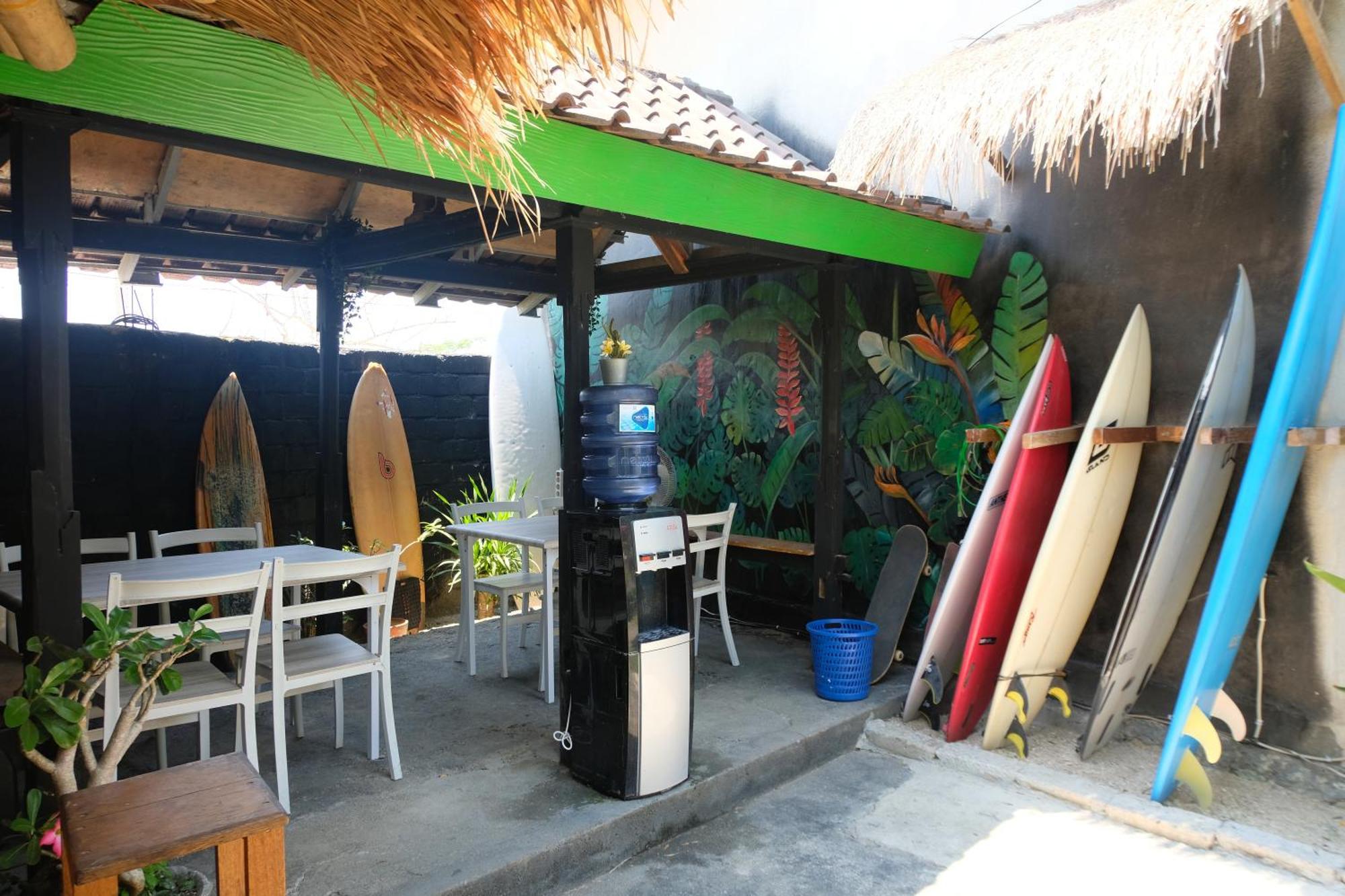 Surf Camp 79 Hotel Kuta  Exterior photo